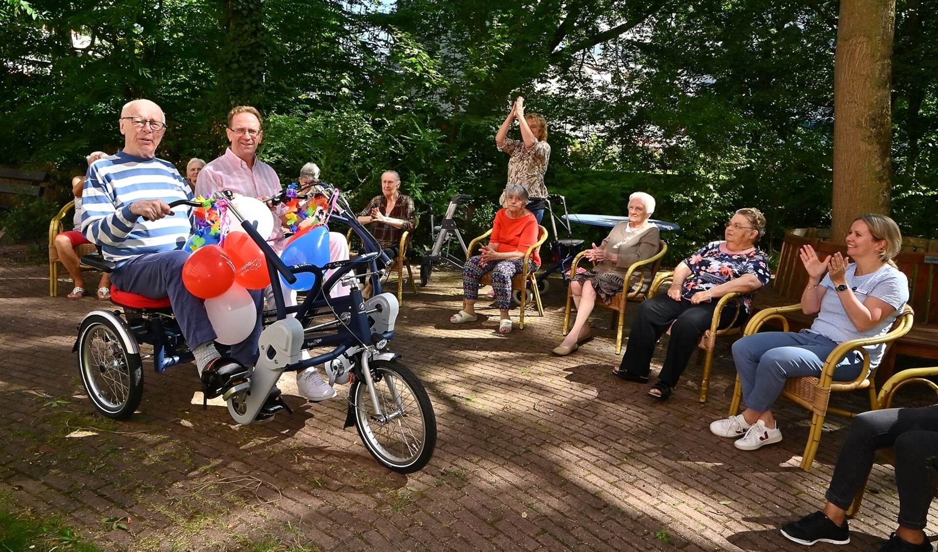 • Duo-fiets feestelijk onthuld bij De Roo.