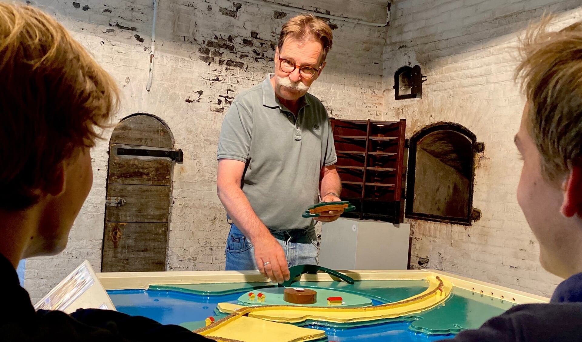 • Vrijwilliger Kees Kerver vertelt aan de hand van de maquette een fortverhaal”

 

