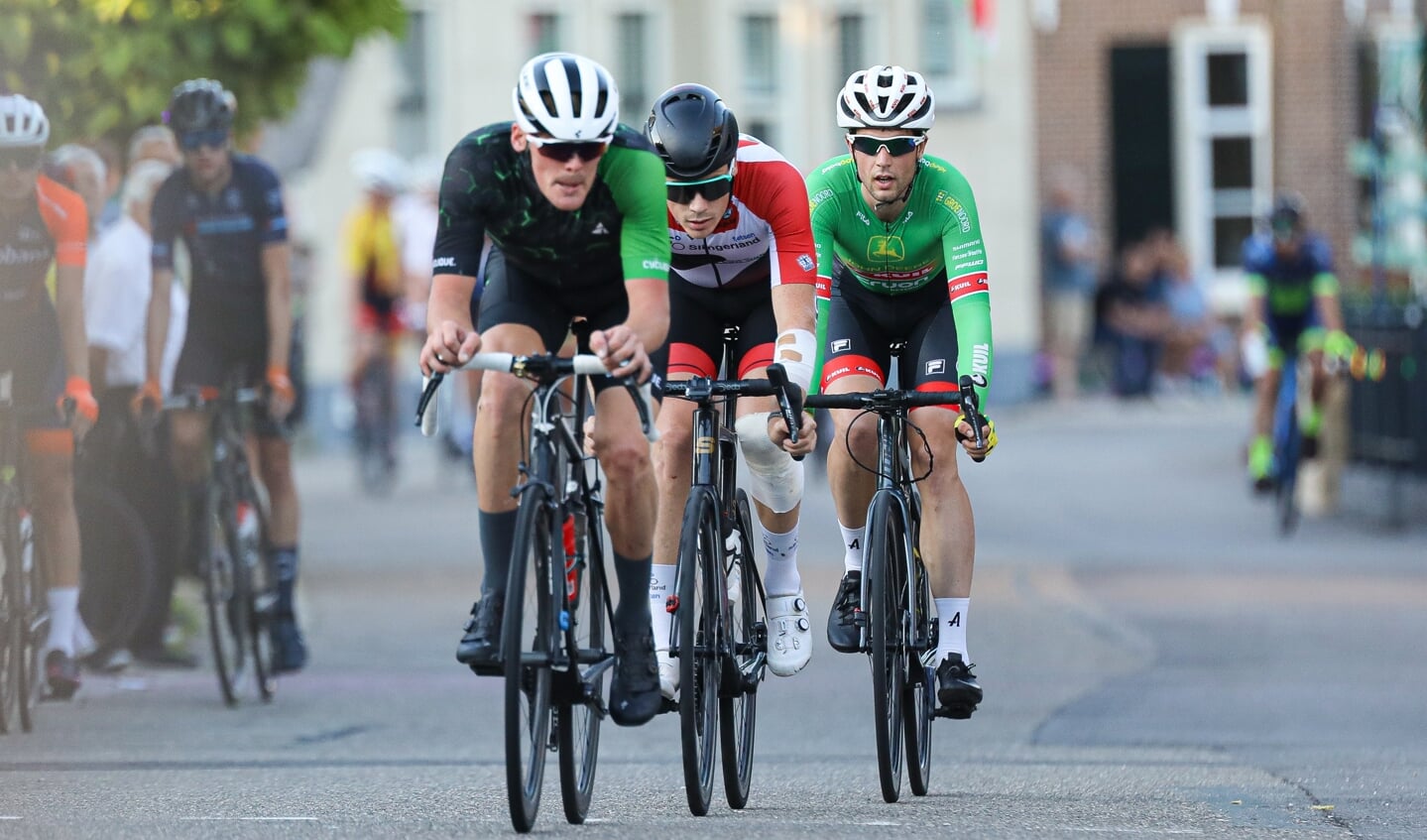 • De kopgroep in de Ronde van Noordeloos, met in tweede positie de latere winnaar Remco Schouten.