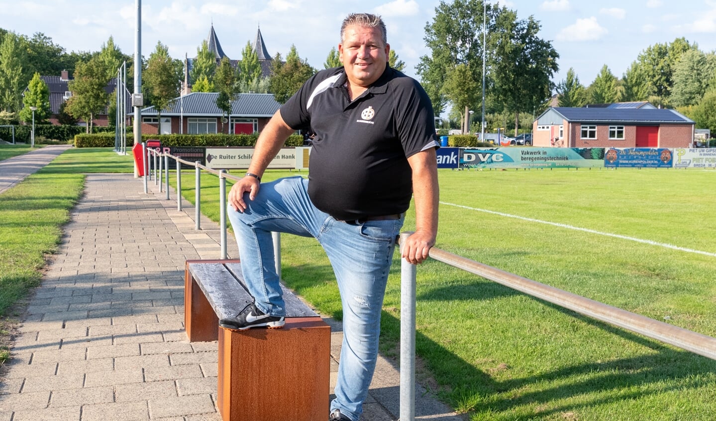 • André Vos, trainer van Dussense Boys.
