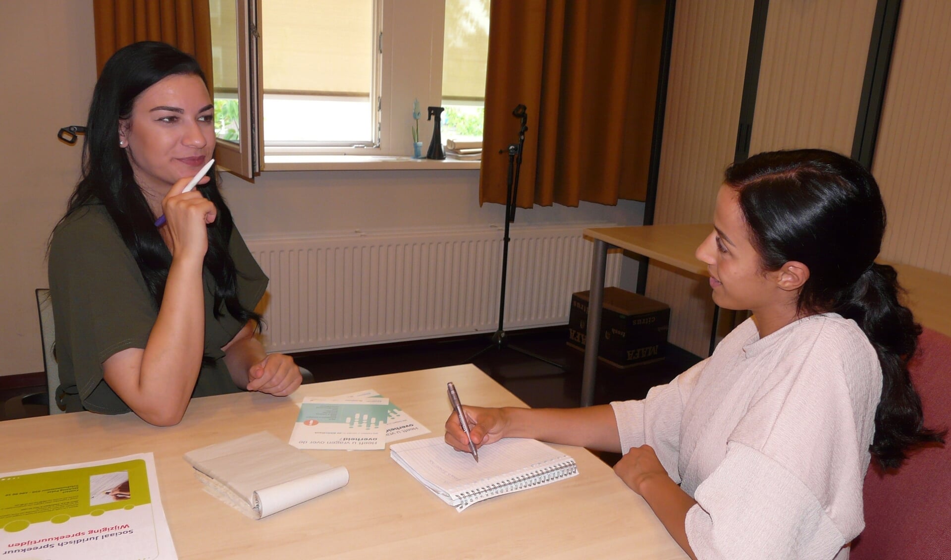 • Betül Senlikoglu (l) en Fatima Bouzerrade helpen de financiën op orde te krijgen.