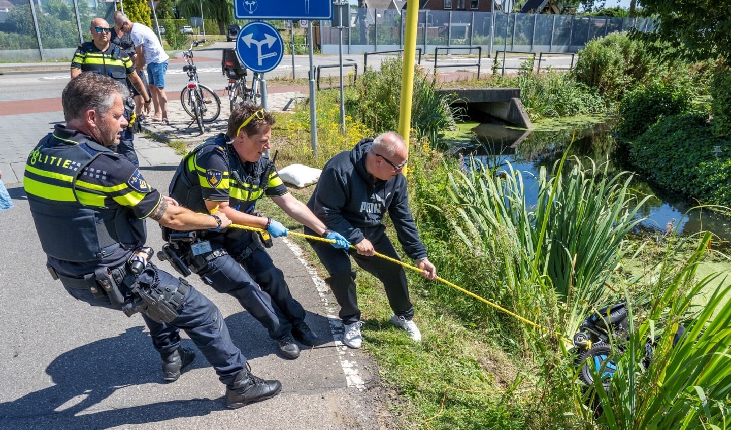 • Met vereende krachten werd de rolstoel naar de kant gehaald.