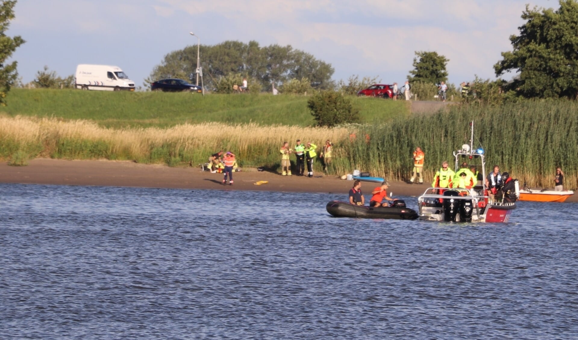 • Beeld van de zoektocht op de Lek.