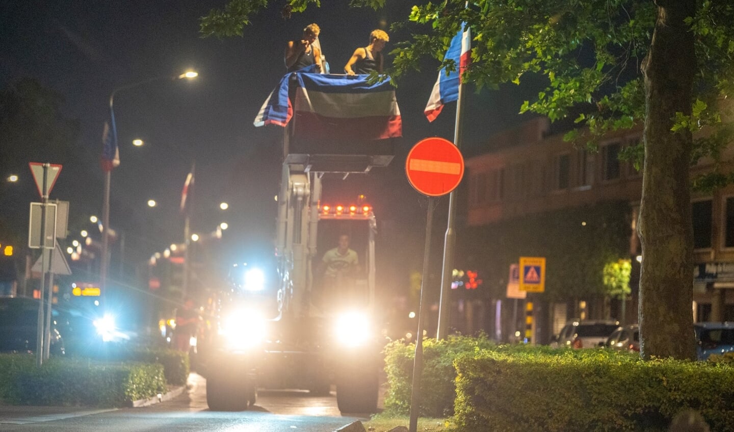 • De vlagophangers aan het werk.