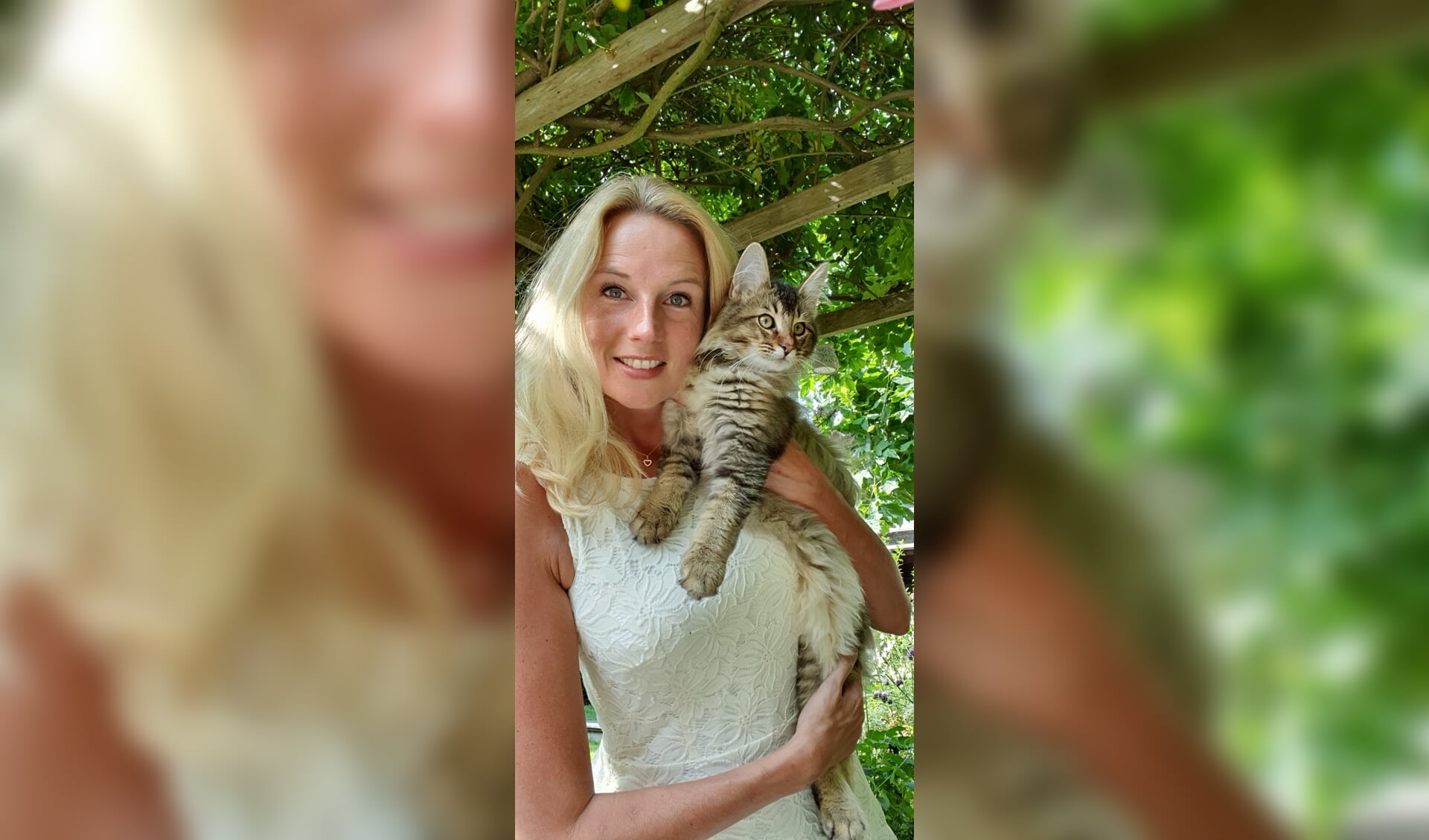 • Jennifer met haar kat Charley.