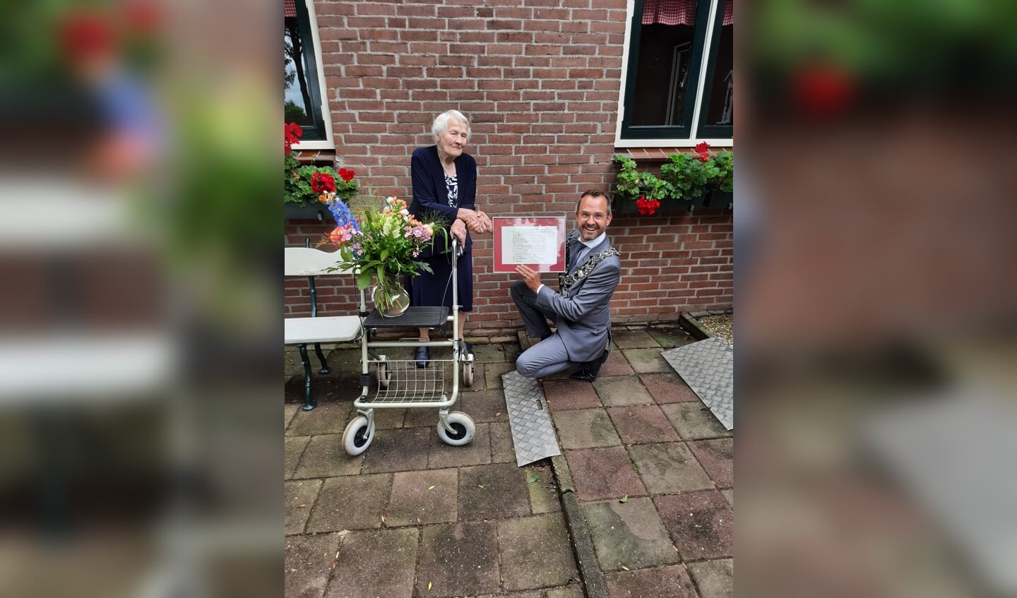 • Burgemeester Laurens de Graaf op verjaardagsbezoek.