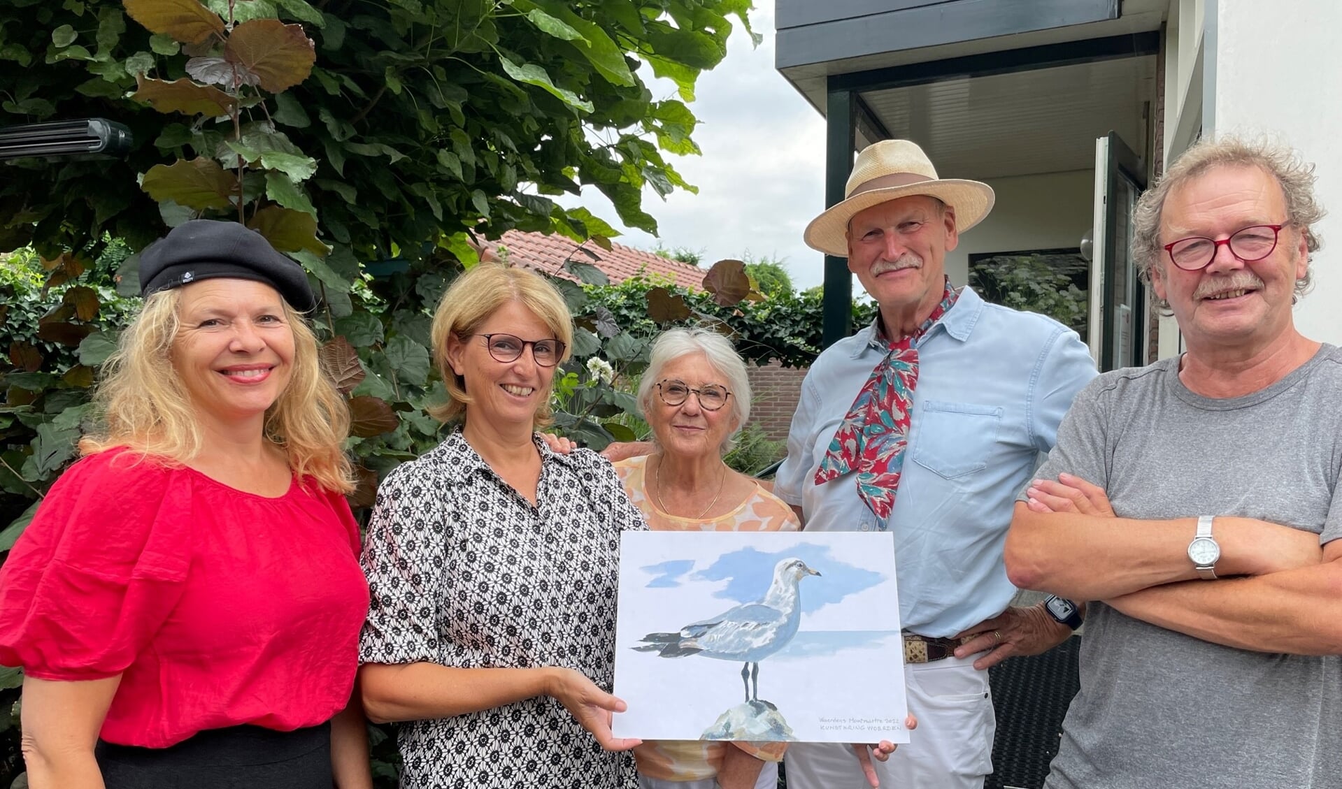 V.l.n.r. Ria Blom (Kunstkring), Mirjam Bijlenga (Mantelmeeuw) Tineke Hoepman, Theo Aarsen en Maarten Pieterse (allen v.d. Kunstkring) bij de overhandiging van de symbolische cheque 