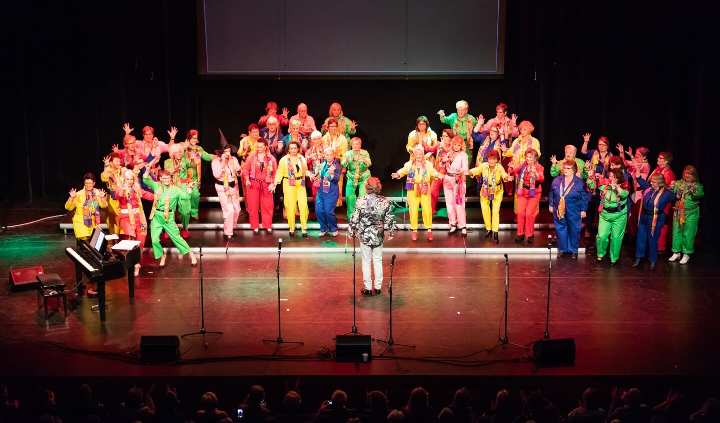 Het jubilerende vrouwenkoor refreshSing altijd in vrolijke kleuren en in beweging