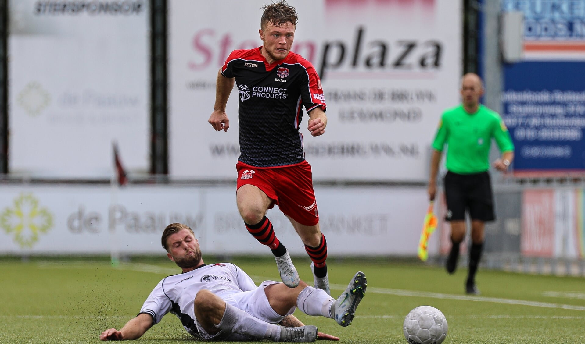 • Jesse Wielinga met SteDoCo in actie tegen FC Rijnvogels (4-1).