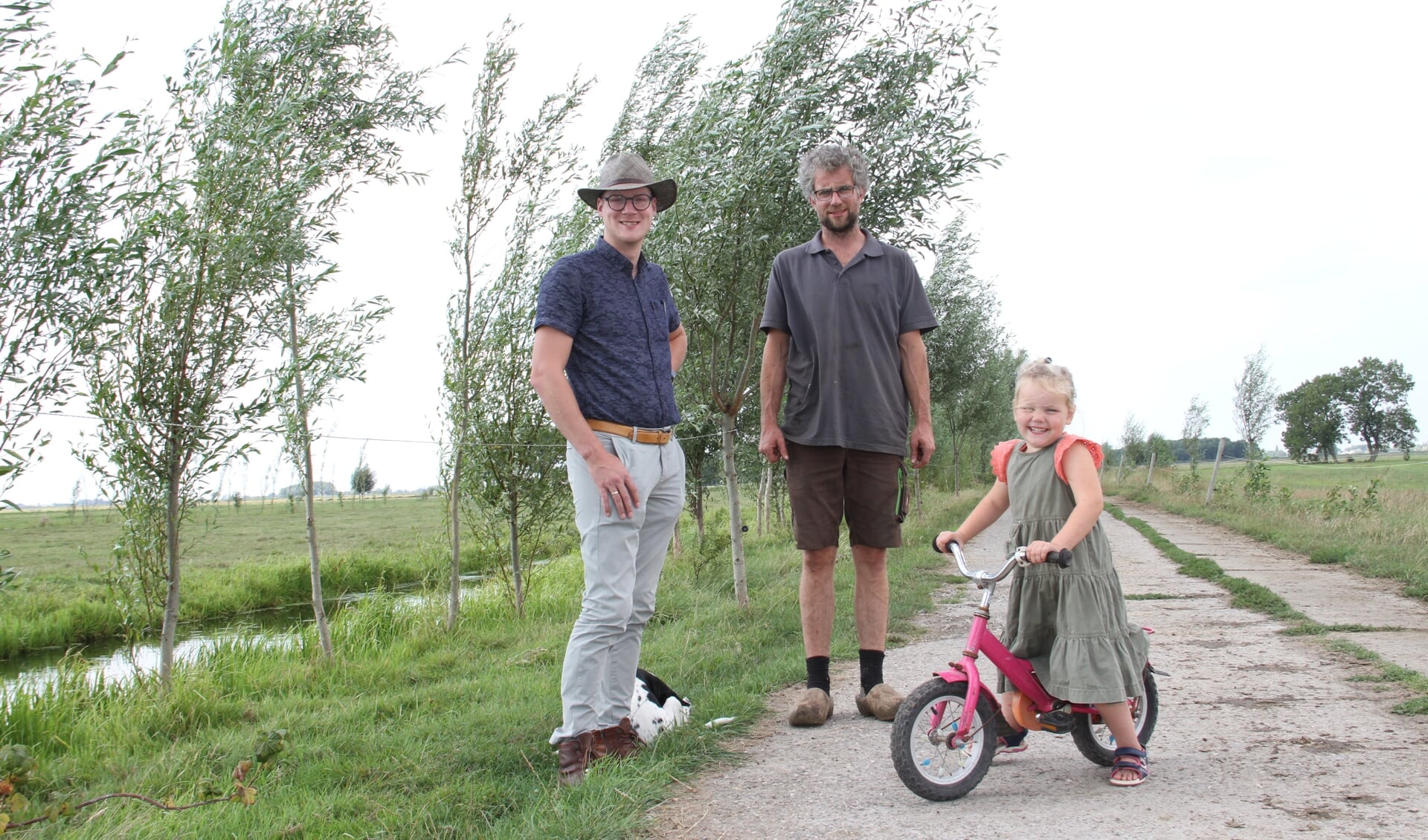 • Jasper, Mattias en Sanne, dochter van Mattias (vlnr) bij de jonge bomen die twee jaar geleden zijn geplant.