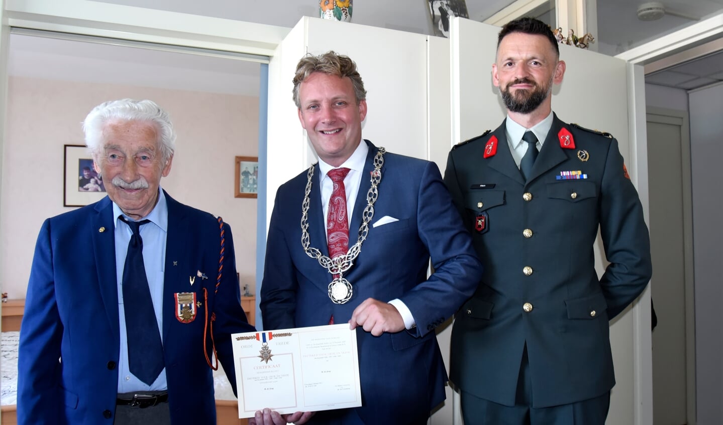 Na 75 jaar alsnog erkenning voor Indië-veteraan Henk de Jong.