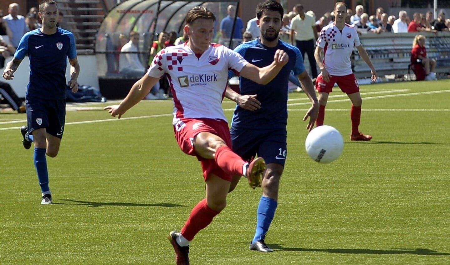• Gijs van de Louw in actie voor Kozakken Boys.