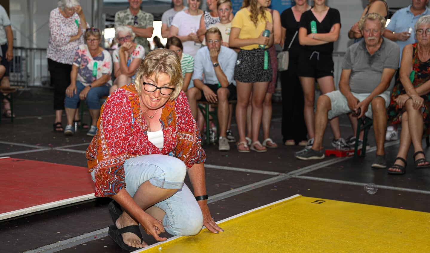 • Judith Kraaijeveld wint de finale van het NK-Kuiltjeknikkeren.