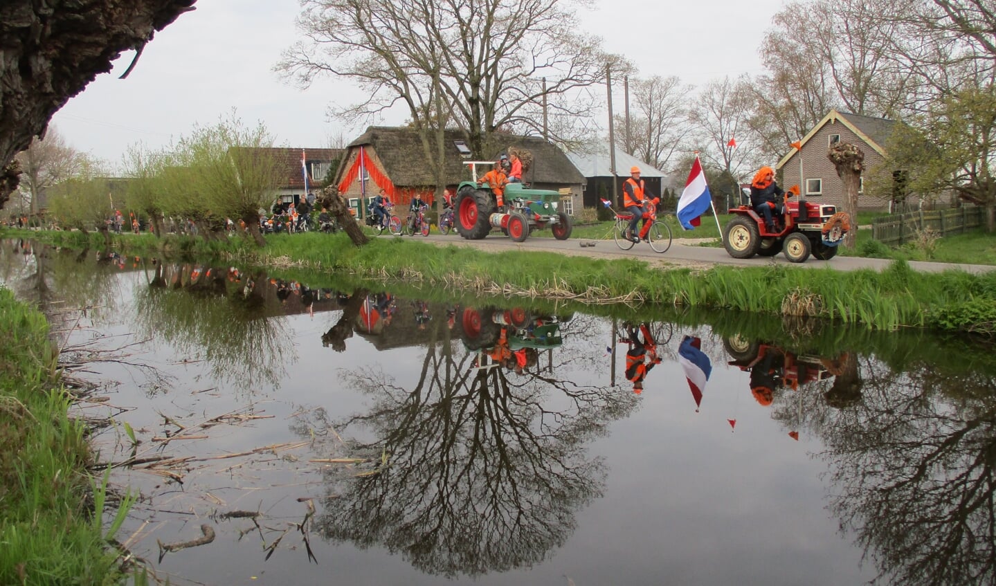 • De lawaaioptocht tijdens Koningsdag in het karakteristieke buurtschap.