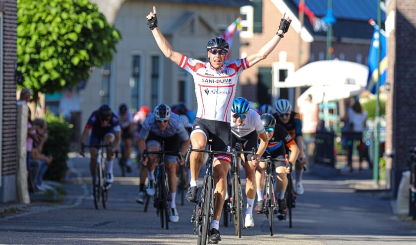 • André Huijzer is blij met zijn tweede plaats in het criterium voor renners in de klasse Startlicentie.