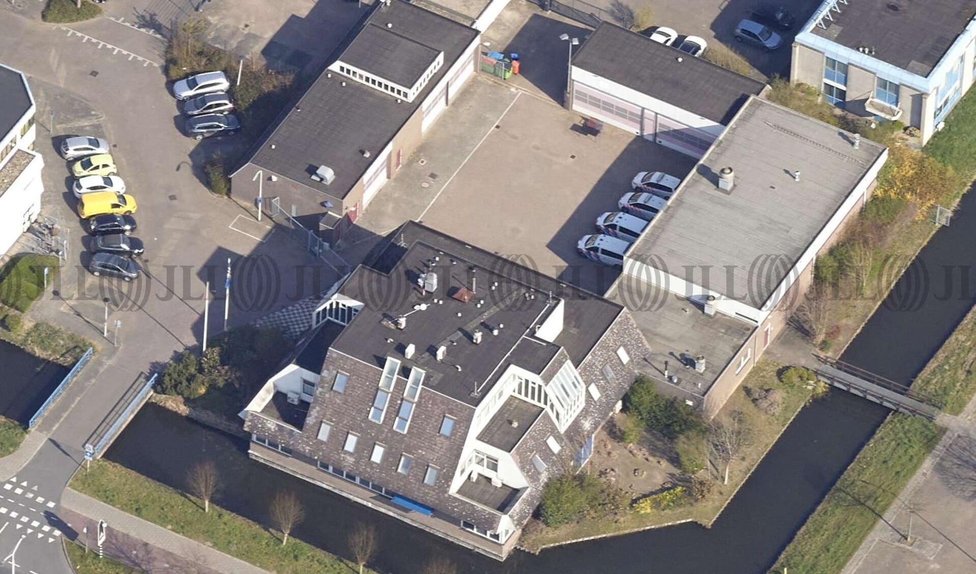 • Luchtfoto van het politiebureau en de voormalige brandweerkazerne in Papendrecht.
