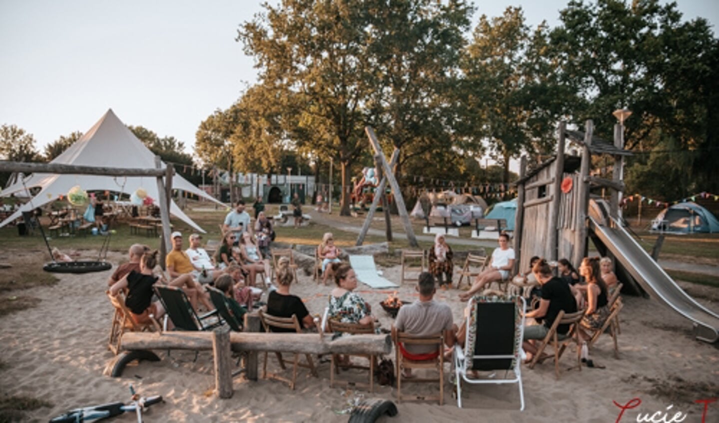 • Gezellige sfeer bij de buurtcamping in Meerkerk.
