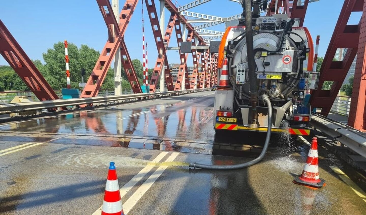 • Rijkswaterstaat maakt gebruik van pompen, slangen en blusboten.