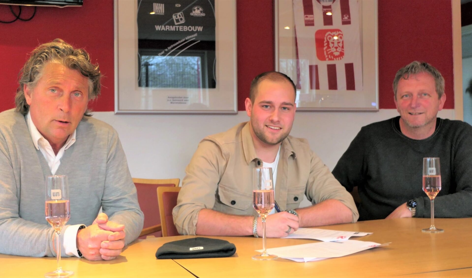 Mitchell van Oort tekent contract bij SV Geinoord. Links TC man Wim Temming, rechts trainer Gerrit Plomp.