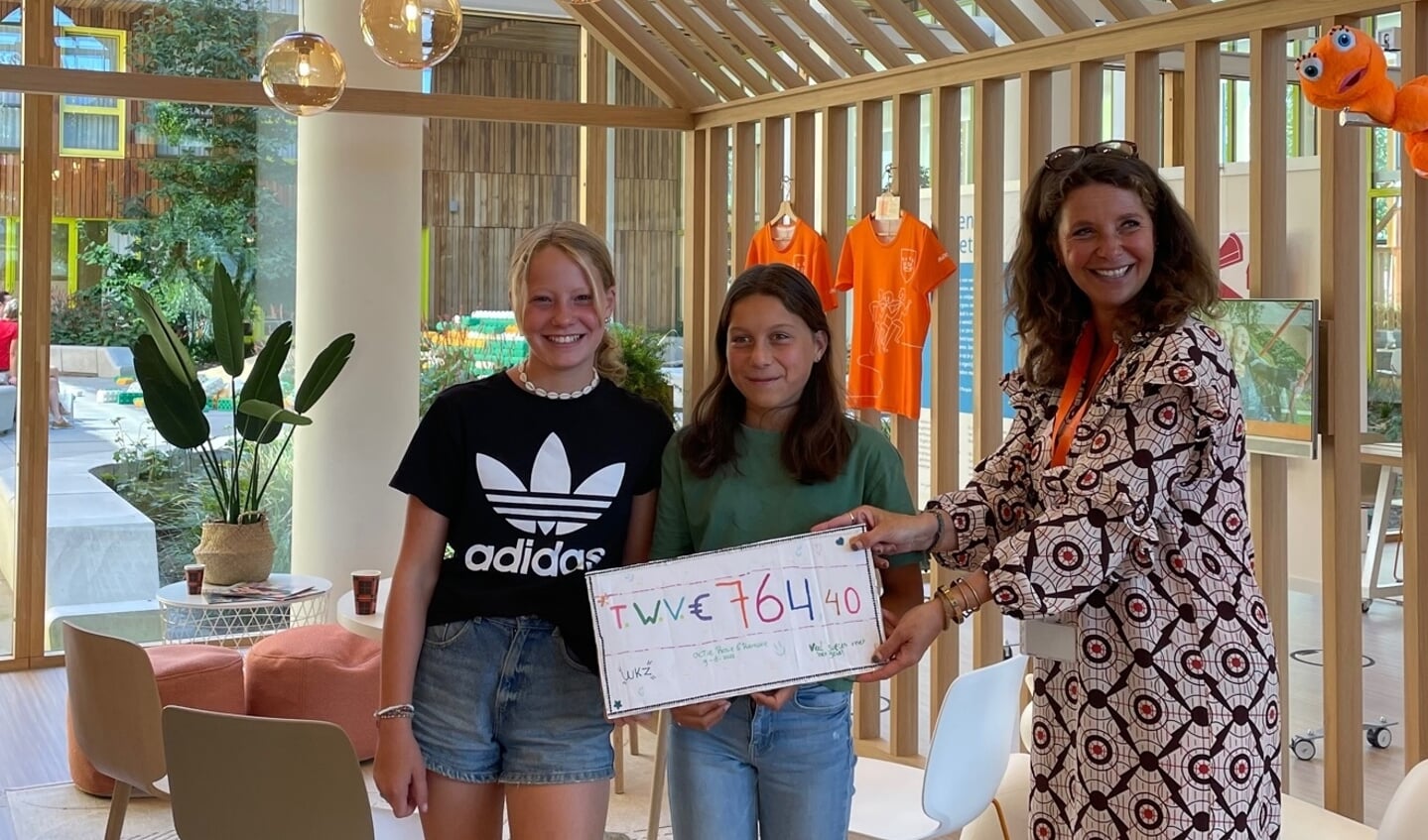 • De Culemborgse vriendinnen Rosie en Renske overhandigden het geld onlangs aan een vertegenwoordiger van het Prinses Máxima Centrum.