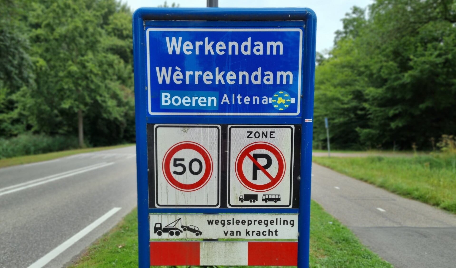 • Ook het plaatsnaambord van Werkendam is bestickerd.