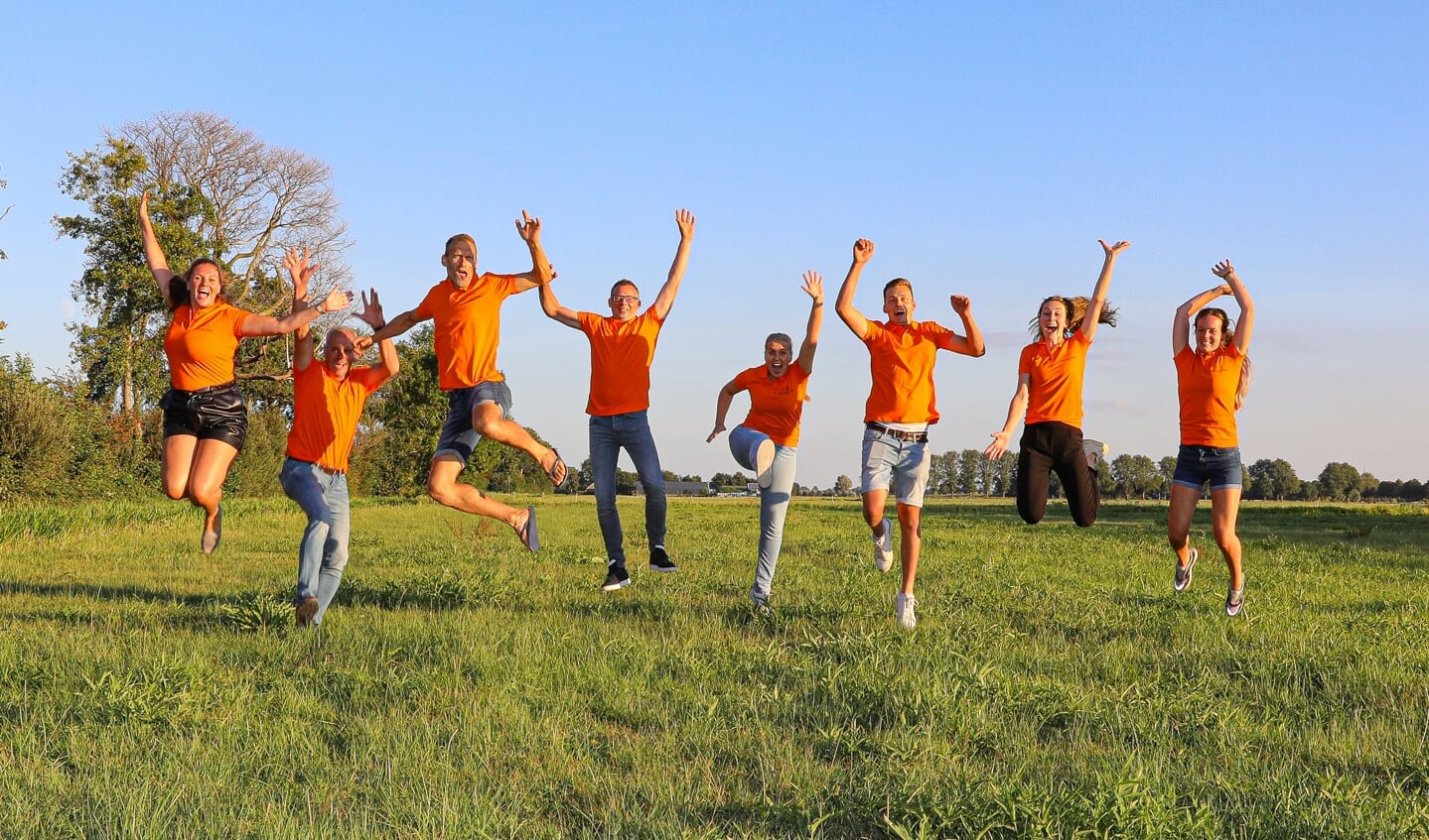 • Het bestuur van de Goudriaanse Oranjevereniging; Wilant Blokland ontbreekt op de foto.