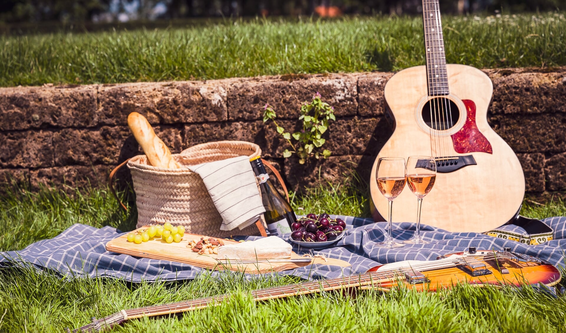 • Muziek en picknick in de kasteeltuin waar vroeger Slot Langerak stond.