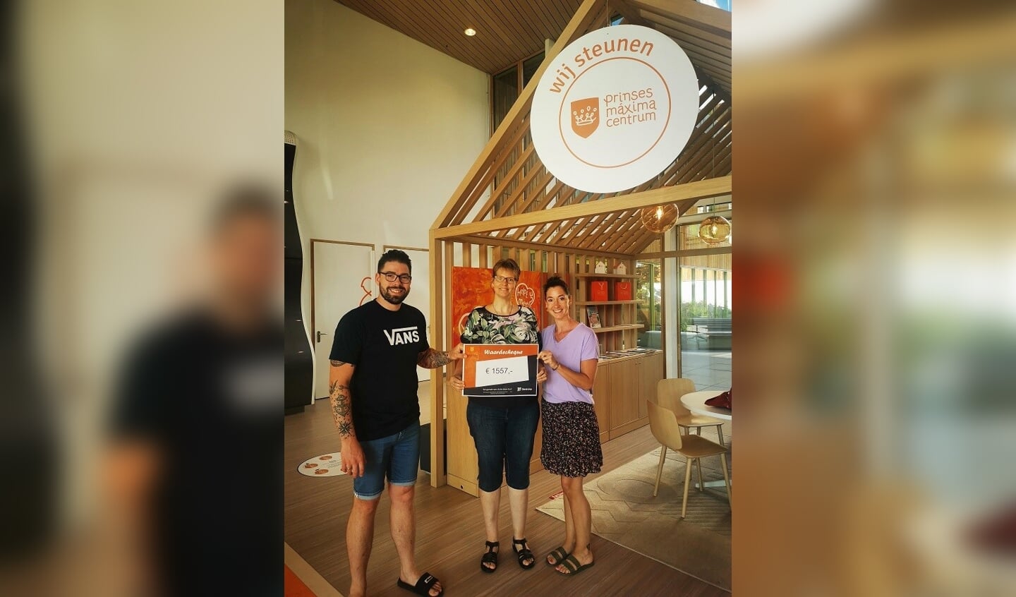 • De overhandiging van de gift voor AVONtuur.