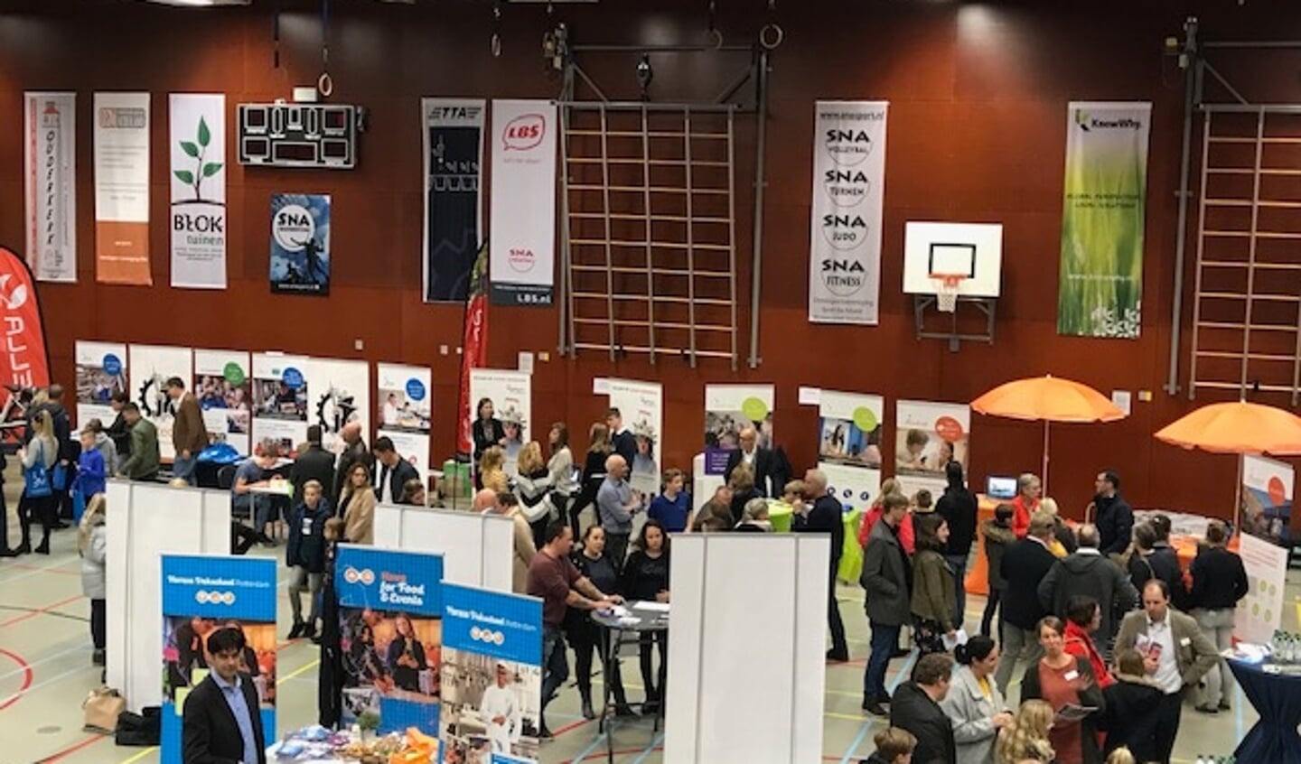 Tijdens de scholenmarkt zijn diverse scholen aanwezig