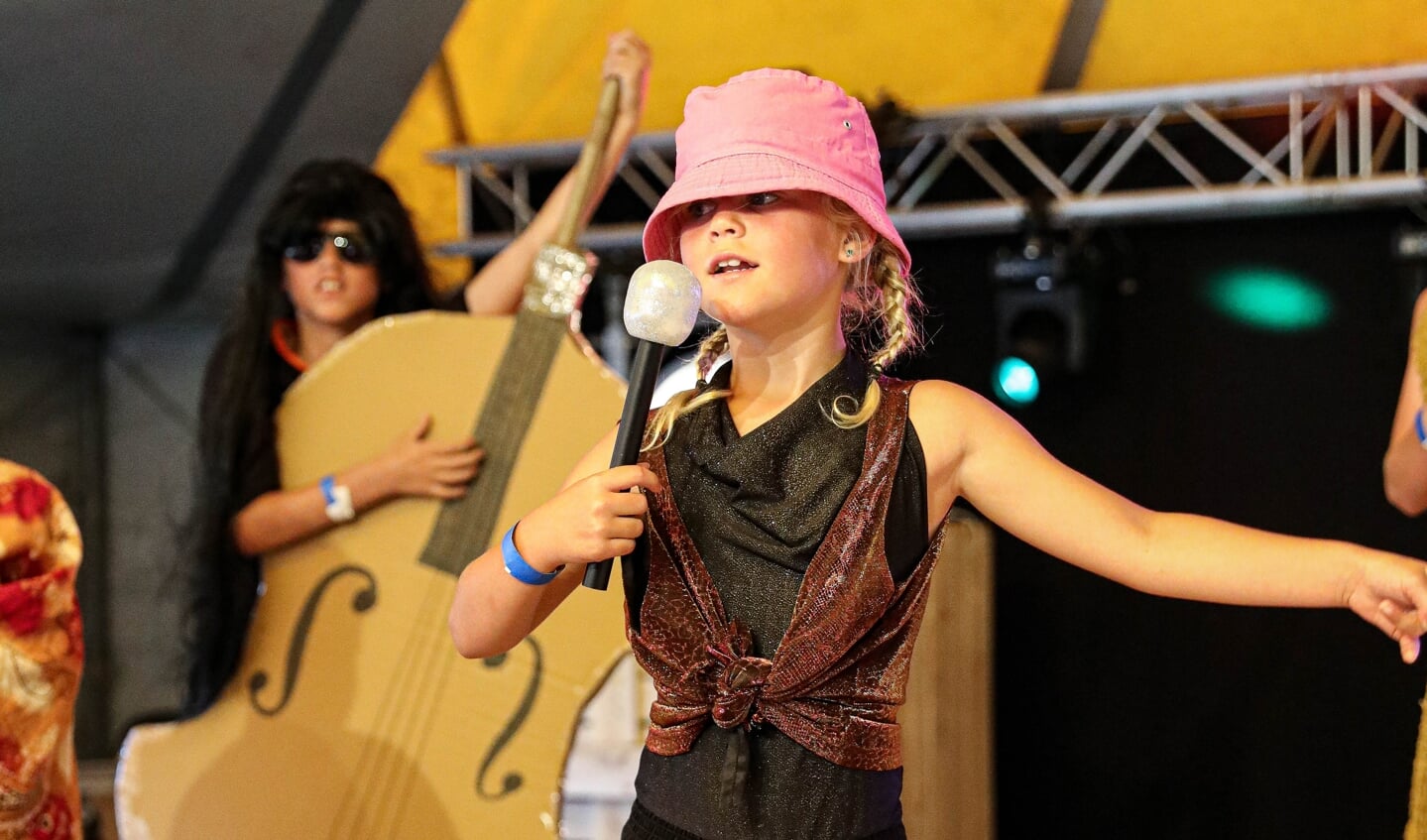 • Kinderplaybackshow in de Goudriaanse feestweek.