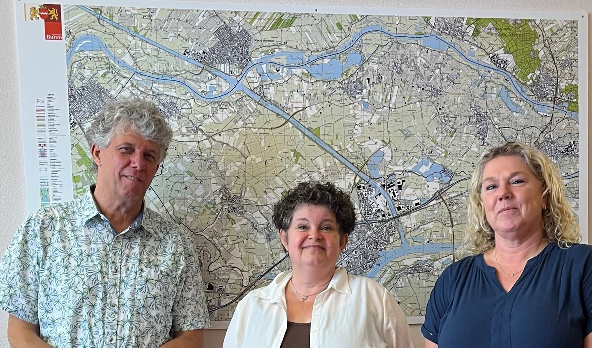 • Hans Timmerman (projectleider), Monique Bettink (wethouder sociaal domein gemeente Buren) en Caroline Kolff (opbouwwerker Welzijn Rivierstroom).