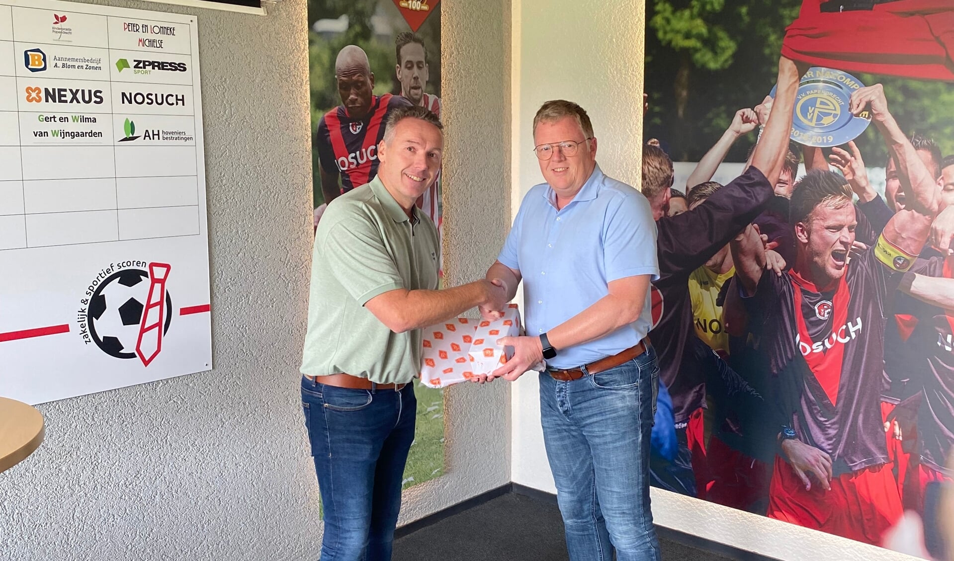 • Voorzitter Hans Jonker ontving uit handen van KNVB-verenigingsambassadeur Marcel Mourik ter ere van het 100-jarig bestaan van VV Papendrecht een speciale KNVB-jubileumvlag en een glazen sculptuur.