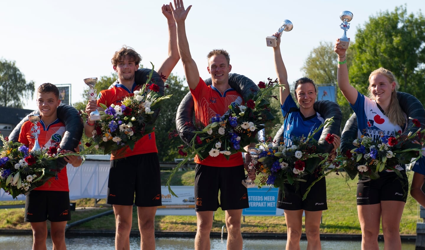 • Links in het oranje de drie winnende Hollandse mannen, rechts de sterke Friese vrouwen.