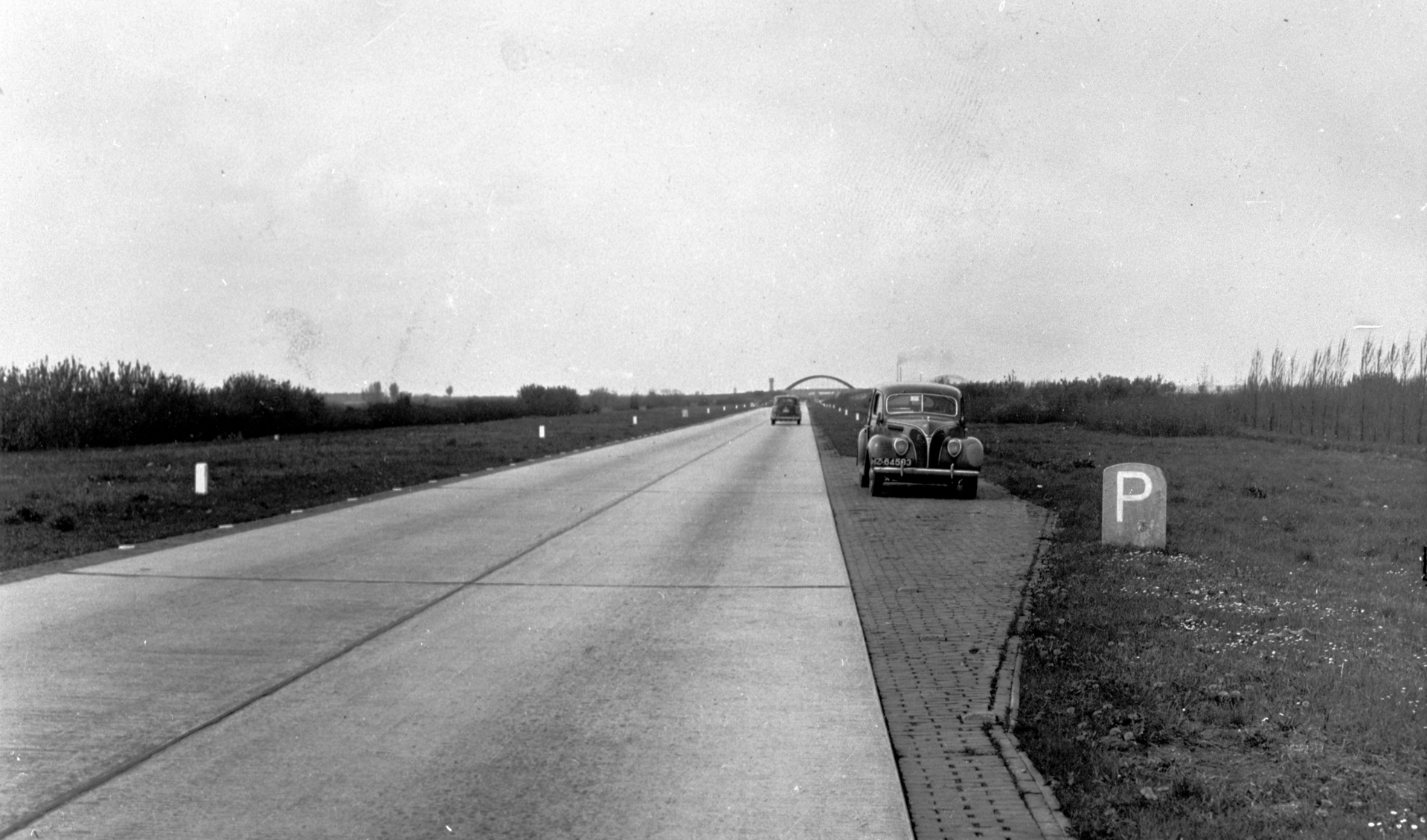 De Rijksweg 15 met op de achtergrond de ‘witte brug’. Dit was een belangrijk doelwit tijdens de oorlog.