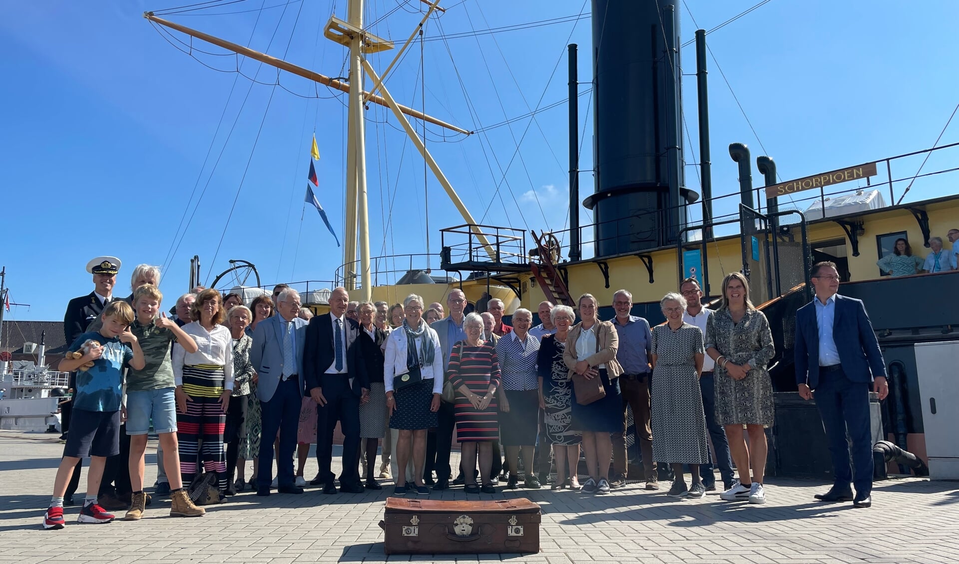 • Familieleden van Dirk de Jong en Agaath de Ruijter voor het historische ramschip 'Schorpioen' in het marinemuseum te Den Helder.