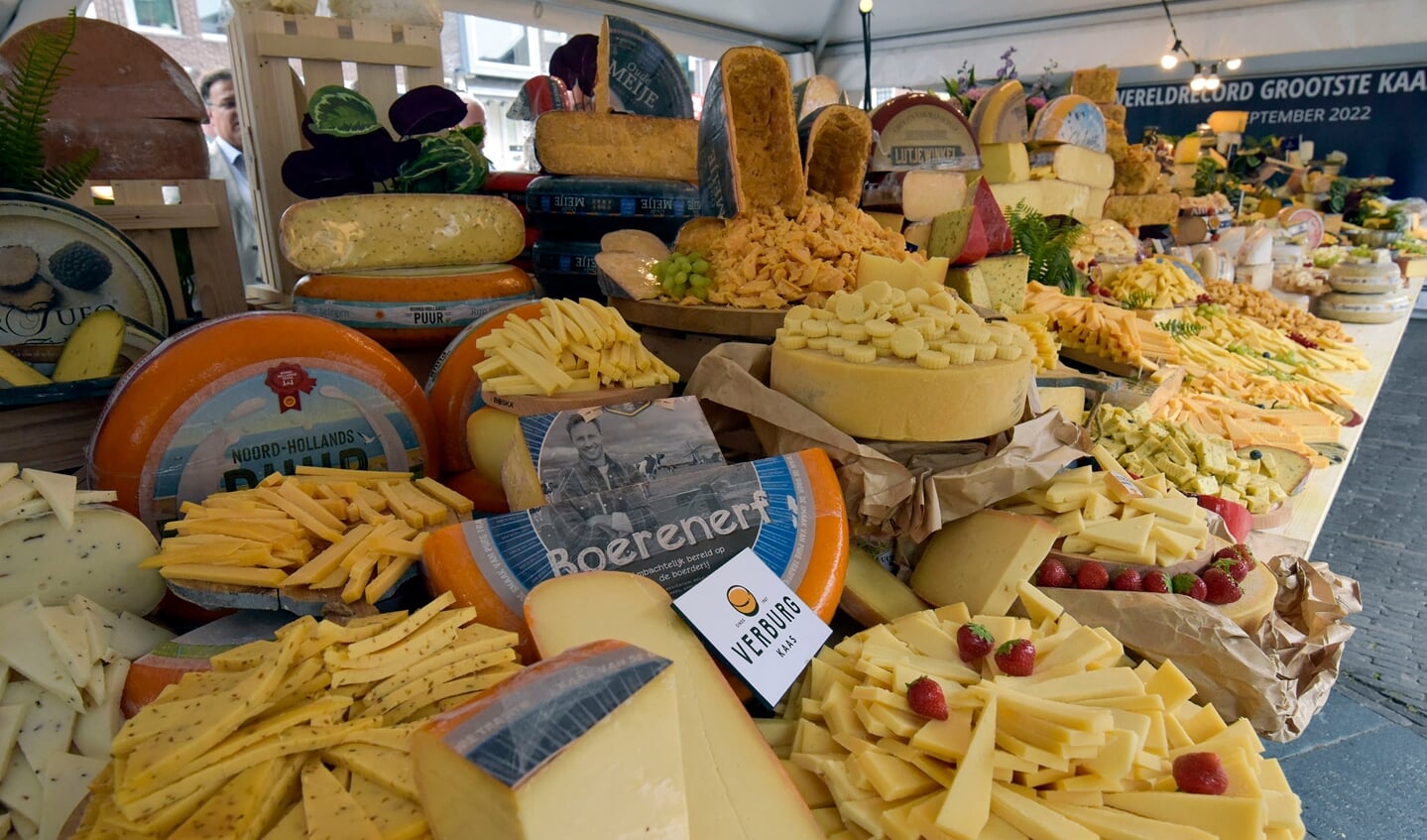 • De kaasplank was gevuld met met 175 soorten kaas en woog 2.716 kilogram.