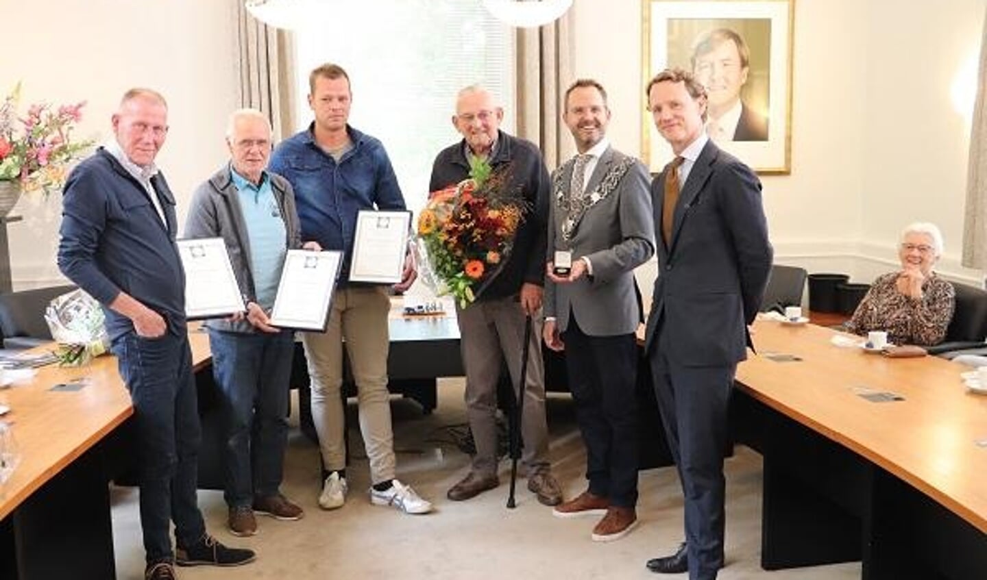 Van links naar rechts:
De heren Witteveen, Geurtsen, Tol, Van Woudenberg, burgemeester Laurens de Graaf en de heer Gunning.
Op de achtergrond: mevrouw Van Woudenberg