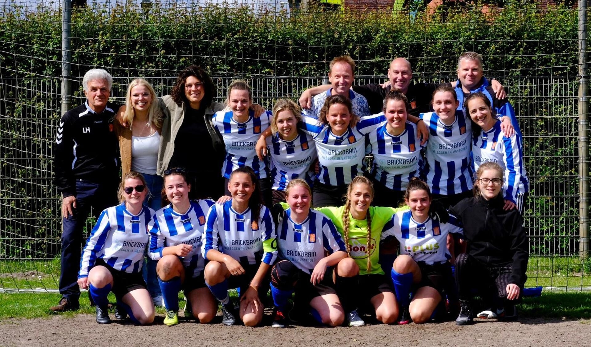 De vrouwen van IJFC VR3 zijn klaar voor de benefiet tegen de Creators FC Ladies – FOTO: IJFC