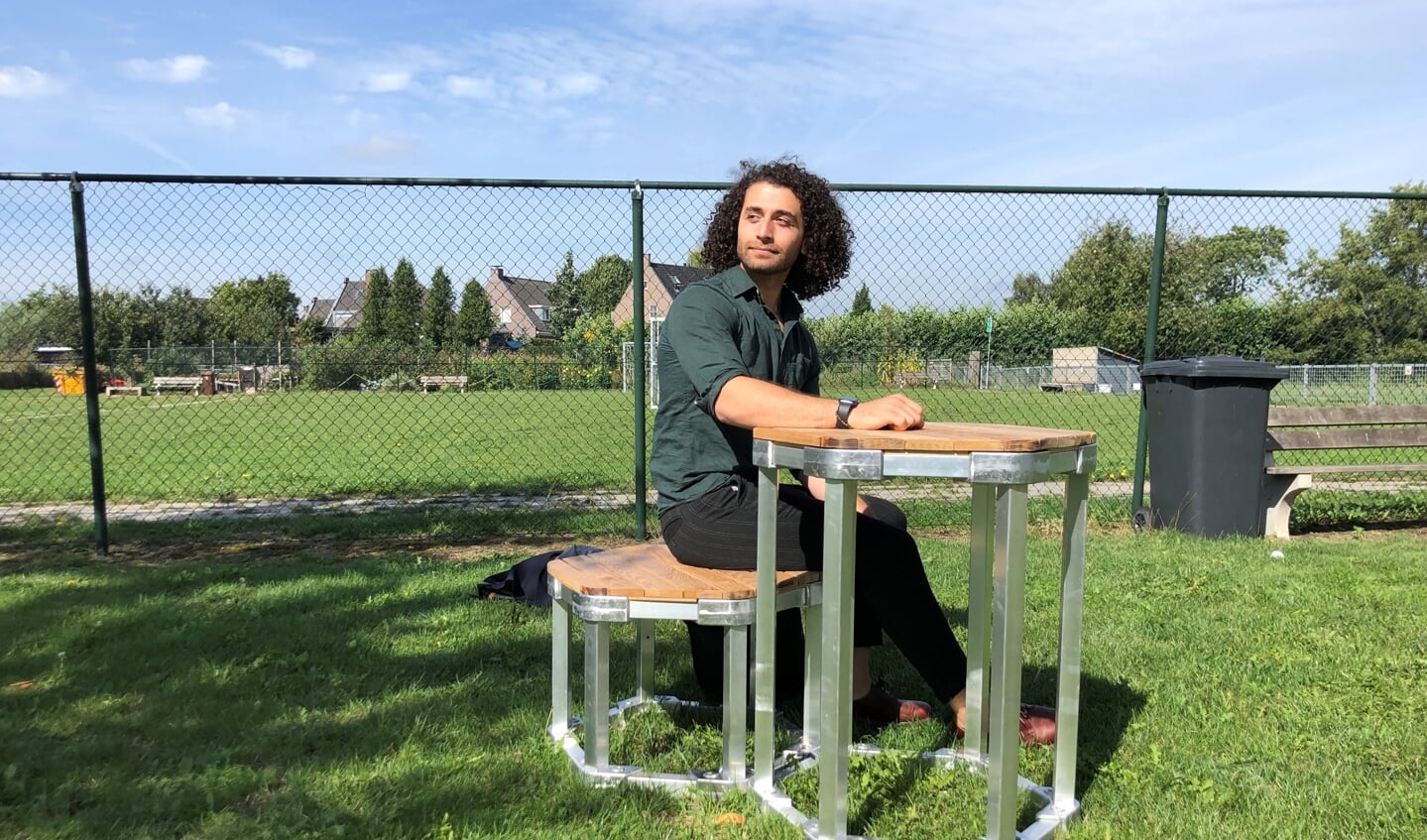• Ontwerper Isa Dawie bij de proefopstelling van het meubilair bij Yuverta Montfoort.