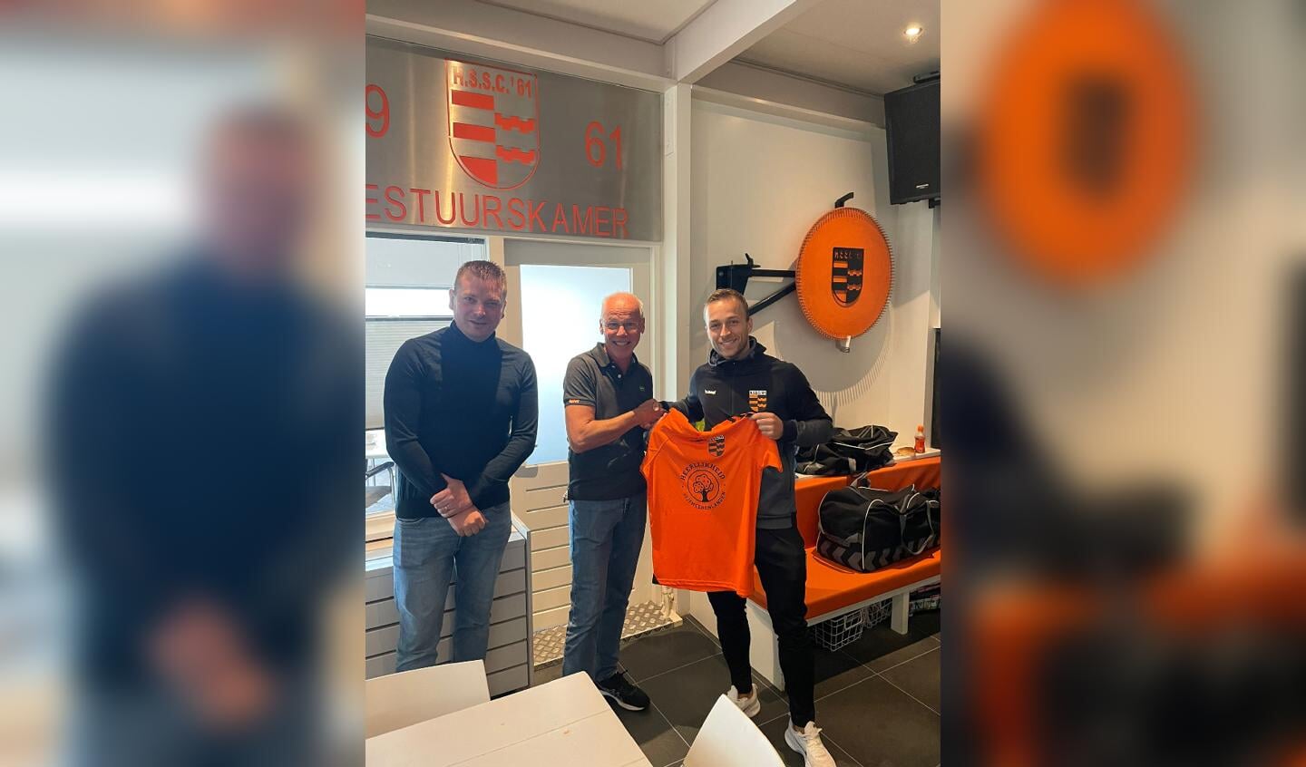 • HSSC'61 speelt met 'Heerlijkheid Vijfheerenlanden' op het shirt.