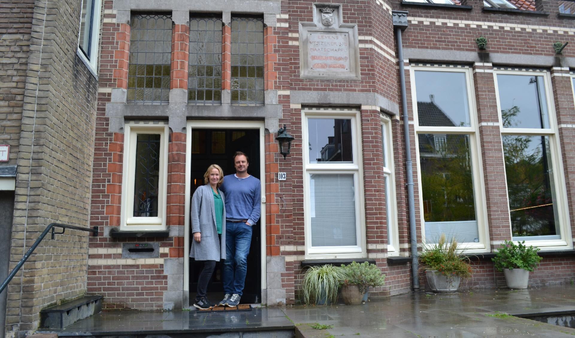 • Hester Boerma en Wim ten Hoff voor hun huis. 