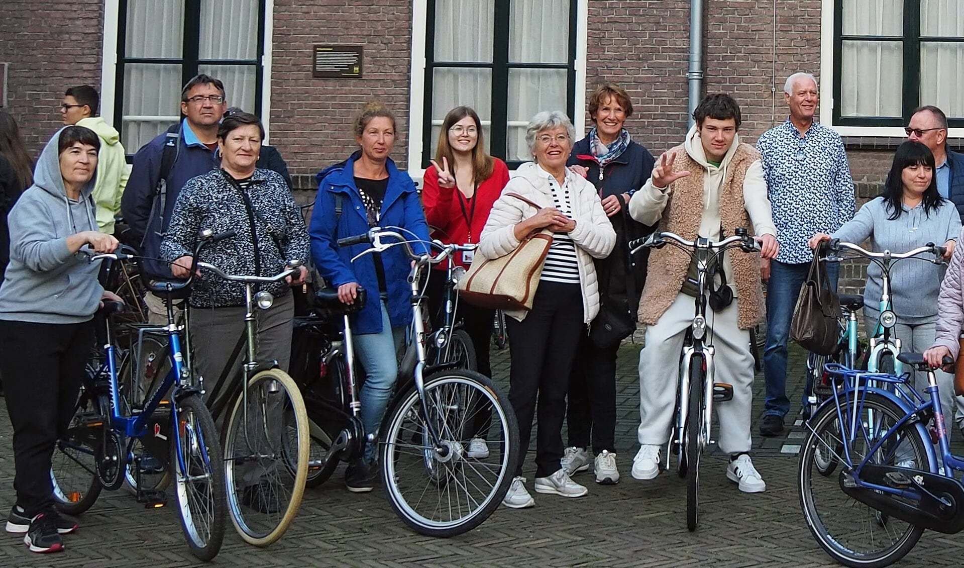 Gerda Jongeboer (midden van de foto) en Petra van t Wout organiseerden het benefietconcert. 

