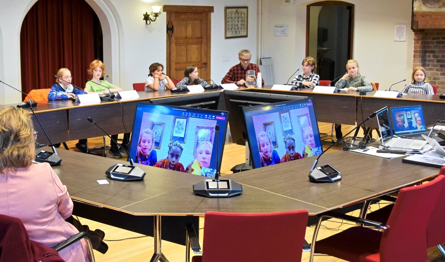 • Kindergemeenteraad in gesprek met volwassen gemeenteraad.
