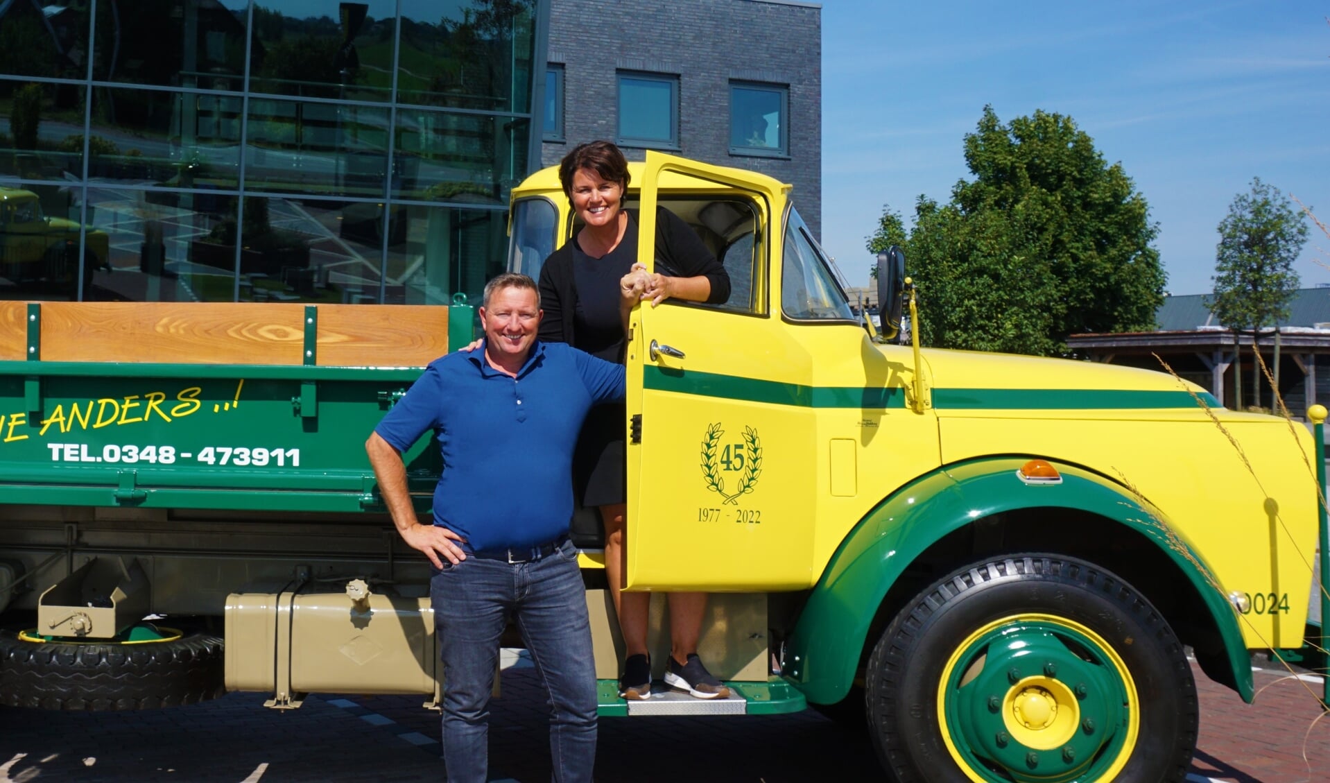 • Peter en Anita van den Hadelkamp bij één van de eerste vrachtwagens.