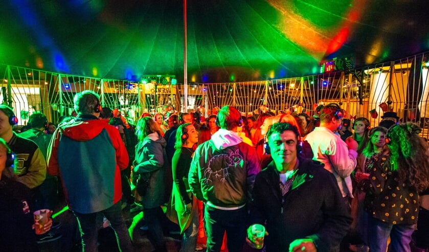 Bezoekers dansen in de silent disco