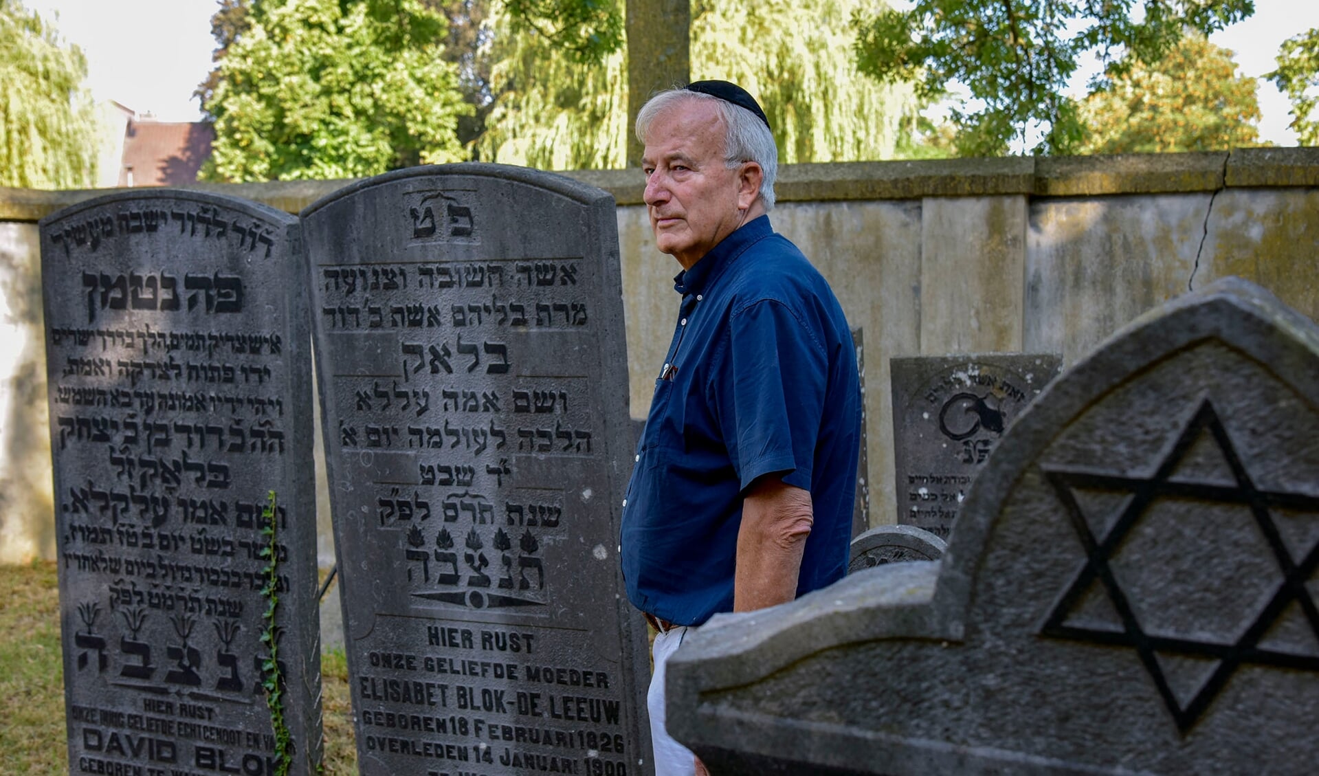 • Jan Stouthart op de Joodse Begraafplaats in het Westdampark.