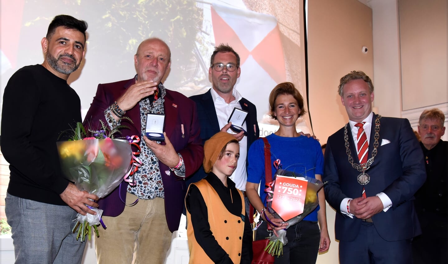 Ronald van Rossum en Marien Brand met hun partners en burgemeester Verhoeve.