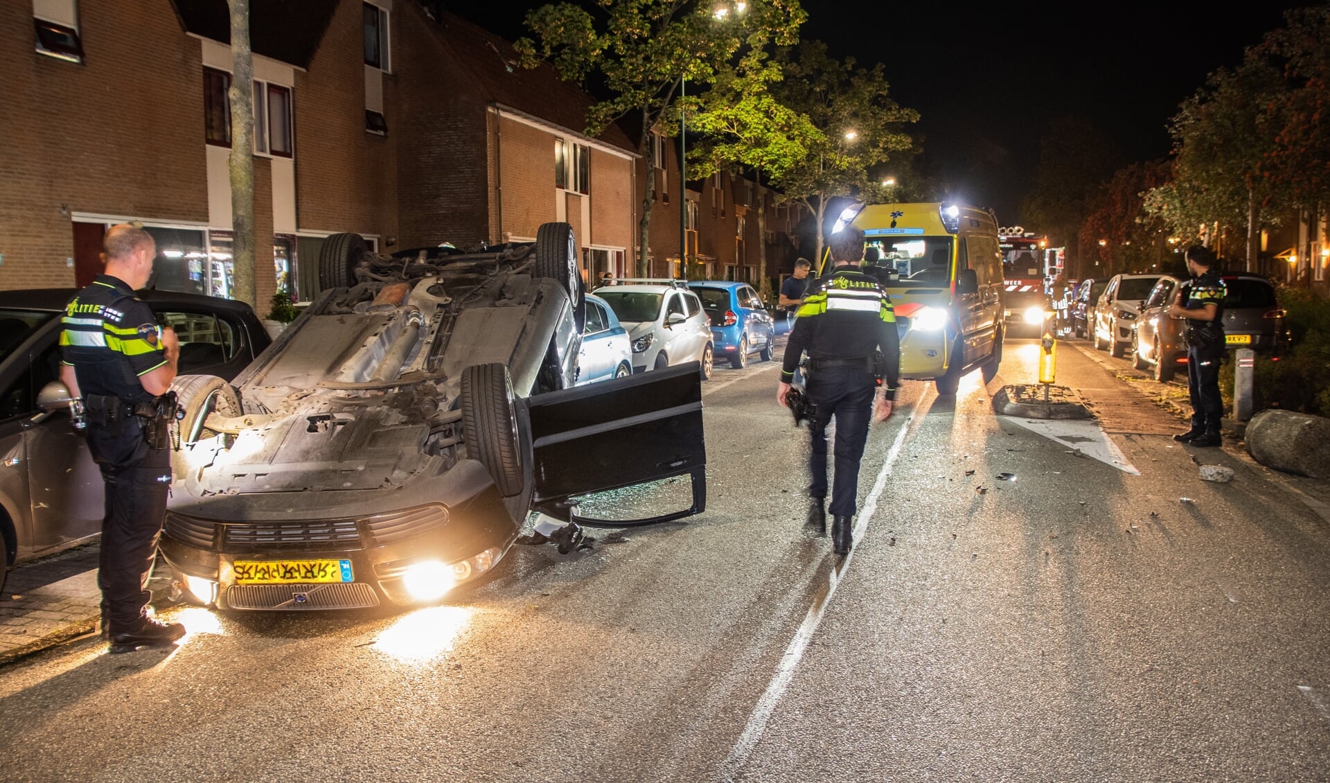 • De auto vloog over de kop na een botsing met een betonnen cilinder.