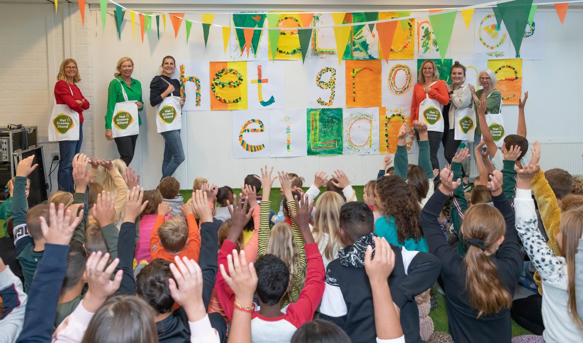 Basisschool Het Groene Eiland viert feest om de nieuwe aanpak en naam.