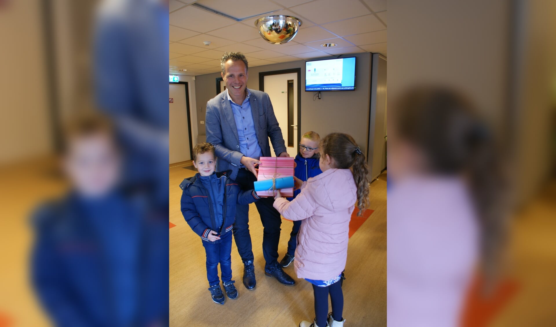 De petitie is samen met Vincent Dam van de jongerenafdeling van de SP en de kinderen van de Wijk aangeboden aan de wethouder Rutger van Stappershoef